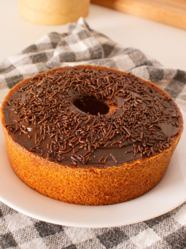Bolo de Cenoura com Brigadeiro de Liquidificador: Macio, Molhadinho e Irresistível!